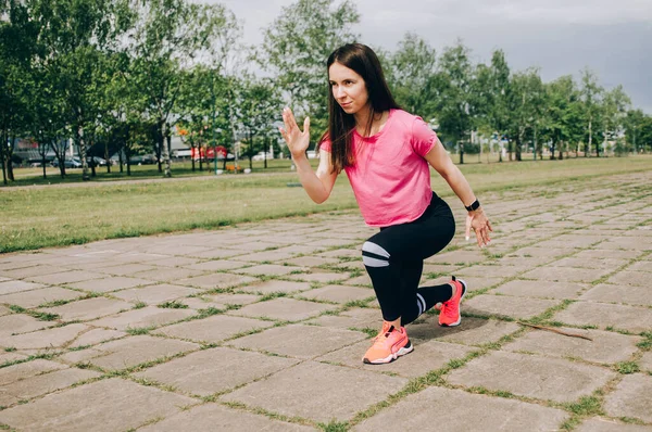 Esmer, zayıf, yetişkin, seksi, beyaz, spor giyimli bir kadın, sabahları Avrupa sokaklarında spor yapıyor. Uzayı kopyala Sağlıklı yaşam tarzı, gelişim ve olumlu kavram