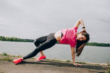 Genç bayan esniyor ve koşmaya hazırlanıyor..