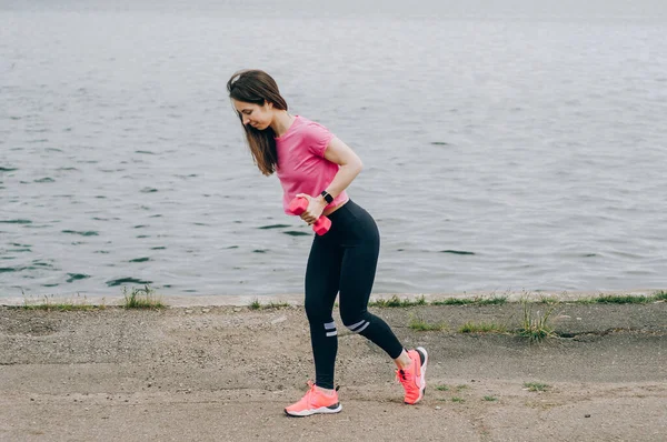 Kafkasyalı güzel esmer kız spor için parka gider, akşam koşusu ve şehir dışında spor egzersizleri yapar. Sağlıklı yaşam tarzı kavramı