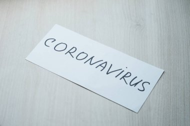 Coronavirus yazısıyla yırtılmış çarşaf. Coronovirüs enfeksiyonuna karşı zafer konsepti.