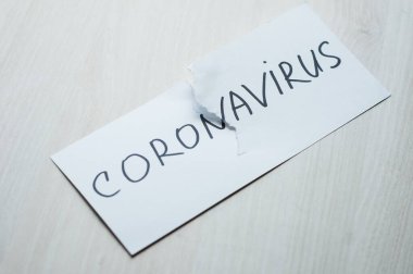 Coronavirus yazısıyla yırtılmış çarşaf. Coronovirüs enfeksiyonuna karşı zafer konsepti.