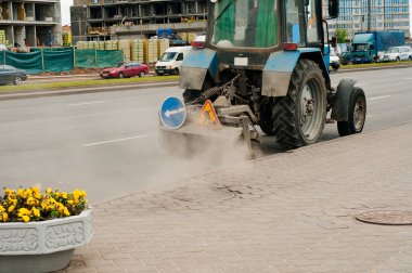 Minsk 7 Haziran 2020, Belaus. Temizlik ekipmanları sokakları temizler ve dezenfekte eder. Kapat.