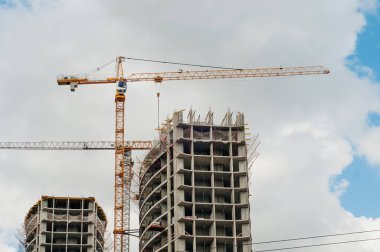 İnşaat alanı geçmişi. Vinç kaldırma ve yeni çok katlı binalar. Sonsuz özgeçmiş.