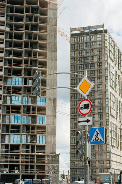 Дорожные Знаки Главная Дорога Пешеходный Переход Остановка Запрещена Заднем Плане — стоковое фото