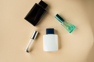 Renkli arka planda satılık parfüm şişeleri