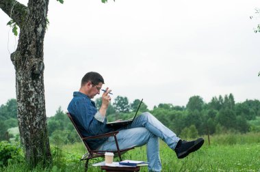 Yeşil Park 'ta doğadan esinlenerek proje üzerinde çalışan genç bir yönetici.