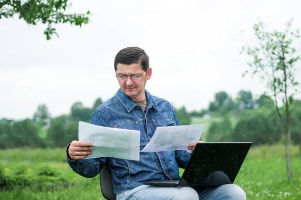 Yeşil Park 'ta doğadan esinlenerek proje üzerinde çalışan genç bir yönetici.