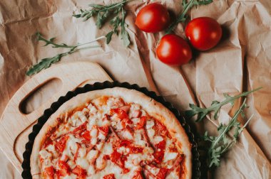 Napolitan pizza bolonezine yakın çekim. Taze fesleğen, domates sosu, mozzarella peyniri, mantar ve kıyma.