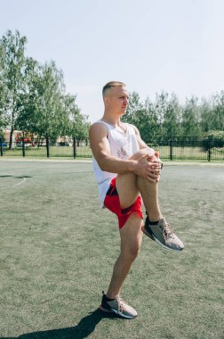 Stadyum arka planında koşan kaslı bir sporcunun fotoğrafı. Tam stadyum planı