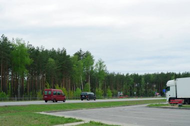 Otoban trafiği. Bisiklet rafı olan araba. Yakın plan. Trafik işaretleri, seyahat yönü