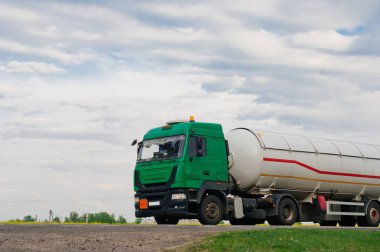 Otoyolda konteynır taşıyan kamyon, kargo taşıma konsepti. Traş efekti.