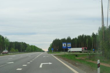Otoban trafiği. Bisiklet rafı olan araba. Yakın plan. Trafik işaretleri, seyahat yönü