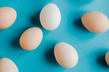 Yumurtalar hazır. Bir sürü gıda ürünü. Renkli parlak bir arka plan. Geleneksel mutfak. Üst görünüm. 