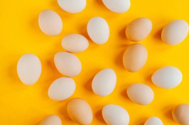 Yumurtalar hazır. Bir sürü gıda ürünü. Renkli parlak bir arka plan. Paskalya güneşi deseni. Geleneksel mutfak. Üst görünüm. 