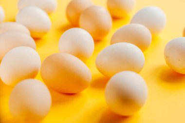 Yumurtalar hazır. Bir sürü gıda ürünü. Renkli parlak bir arka plan. Paskalya güneşi deseni. Geleneksel mutfak. Üst görünüm. 