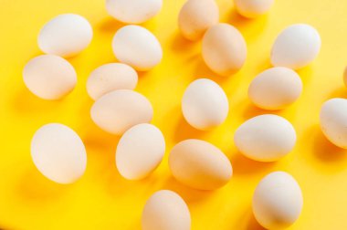 Yumurtalar hazır. Bir sürü gıda ürünü. Renkli parlak bir arka plan. Paskalya güneşi deseni. Geleneksel mutfak. Üst görünüm. 