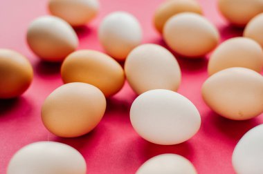 Yumurtalar hazır. Bir sürü gıda ürünü. Renkli parlak bir arka plan. Sert gölge. Paskalya güneşi deseni. Renkli boyama sanatı. Geleneksel mutfak. Üst Manzara. Düz yatıyordu. Turuncu, sarı, mavi, altın