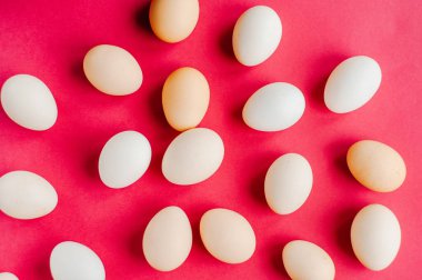 Yumurtalar hazır. Bir sürü gıda ürünü. Renkli parlak bir arka plan. Sert gölge. Paskalya güneşi deseni. Renkli boyama sanatı. Geleneksel mutfak. Üst Manzara. Düz yatıyordu. Turuncu, sarı, mavi, altın