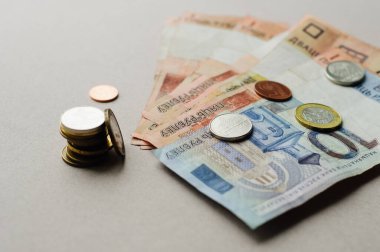 Beyaz arka planda Belarus parası ve mesaj için boşluk. Belarus Bozuklukları  