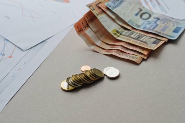 Belarus rublesinin yeni banknotları ve sikkeleri. 1 Temmuz 2016 'dan bu yana Belorus rublosunun yenilenmesi. Kopyalama alanı olan üst görünüm.