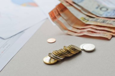 Belarus rublesinin yeni banknotları ve sikkeleri. 1 Temmuz 2016 'dan bu yana Belorus rublosunun yenilenmesi. Kopyalama alanı olan üst görünüm.