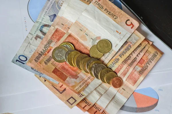 Belgelerde büyüteç, hesap makinesi ve para var. Ofis malzemeleri mali beyanlarda yatıyor.