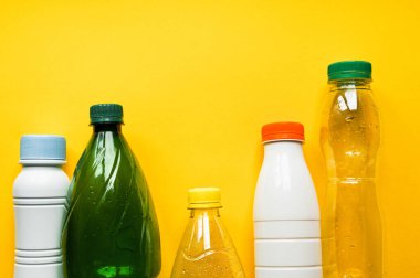 Mavi arkaplanda çöp geri dönüşümü için üst görünüm