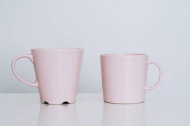 Masada latte sanatıyla iki güzel pembe kapuçino.