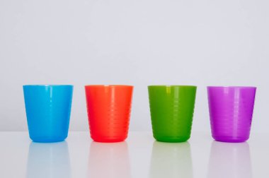 canlı çok renkli çatallar, kifler ve kaşıklar (beyaz arkaplan)