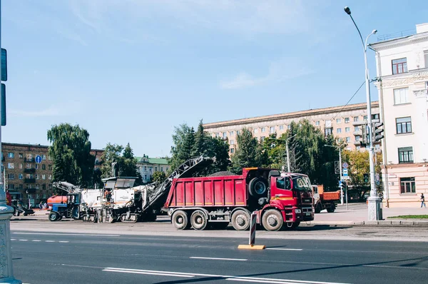 Minsk Bielorrusia 2020 Trabajos Reparación Ciudad Reparación Carreteras Tractores Trabajadores — Foto de Stock