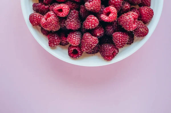 Beau Bol Bleu Clair Fruits Avec Framboises Bleuets Mûres Sur — Photo