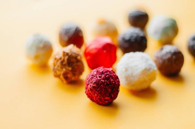 Brigadeiro Gurme Çikolata Balosu Geleneksel Brezilya tatlısı Süt Çikolatalı Pistachio Pembe Fıstıklı Beyaz Fıstıklı Koyu Limon Kule tepsileri ve beyaz kâse