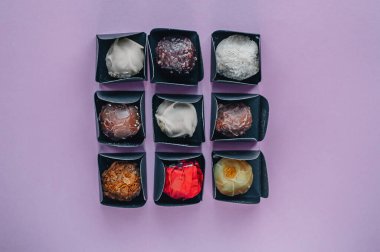 Brigadeiro Gurme Çikolata Balosu Geleneksel Brezilya tatlısı Süt Çikolatalı Pistachio Pembe Fıstıklı Beyaz Fıstıklı Koyu Limon Kule tepsileri ve beyaz kâse