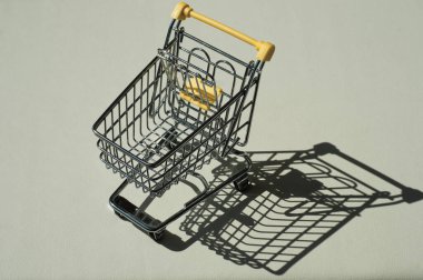 Tramvay ve madeni paralar beyazın üzerinde izole edilmiş. Satış konsepti