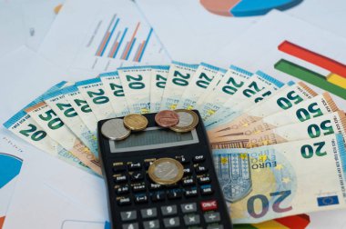 Euro banknotları, hesap makinesi, 1000 Euro.