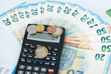 Euro banknotları, hesap makinesi, 1000 Euro.