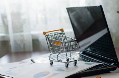 E-ticaret, çevrimiçi alışveriş, internet satın alma kavramı.