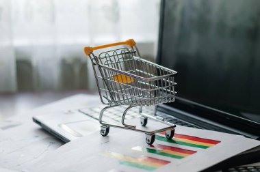 E-ticaret, çevrimiçi alışveriş, internet satın alma kavramı.