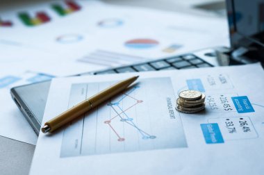Kitap bankası mevduat hesabı beyaza izole edildi. Hesap hesap hesap hesap hesap hesap makinesi, Tayland para birimi ve kalem tasarrufu. Mali muhasebe, Muhasebe Konsepti. Üst görünüm.