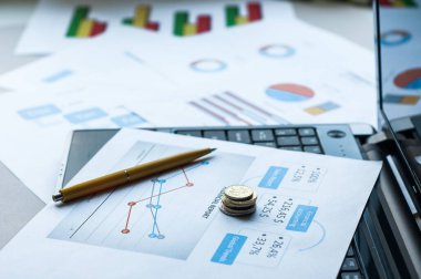 Kitap bankası mevduat hesabı beyaza izole edildi. Hesap hesap hesap hesap hesap hesap makinesi, Tayland para birimi ve kalem tasarrufu. Mali muhasebe, Muhasebe Konsepti. Üst görünüm.