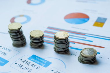 Kitap bankası mevduat hesabı beyaza izole edildi. Hesap hesap hesap hesap hesap hesap makinesi, Tayland para birimi ve kalem tasarrufu. Mali muhasebe, Muhasebe Konsepti. Üst görünüm.