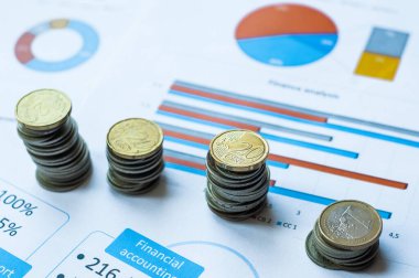 Kitap bankası mevduat hesabı beyaza izole edildi. Hesap hesap hesap hesap hesap hesap makinesi, Tayland para birimi ve kalem tasarrufu. Mali muhasebe, Muhasebe Konsepti. Üst görünüm.