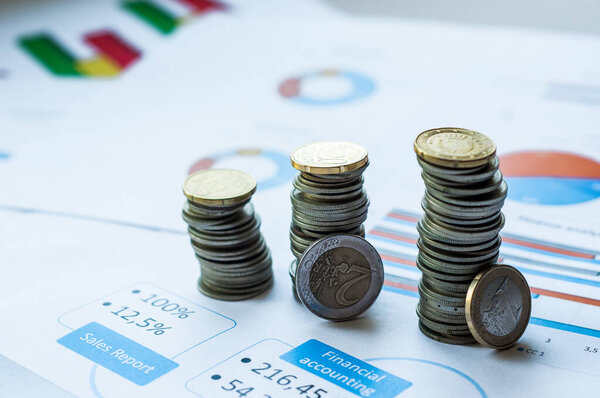 Книга банковского сберегательного депозитного счета изолирована на белом. Сохранение счета книжный калькулятор выписки и тайская валюта монет и ручки. Финансовая отчетность, концепция бухгалтерского учета. Вид сверху
.