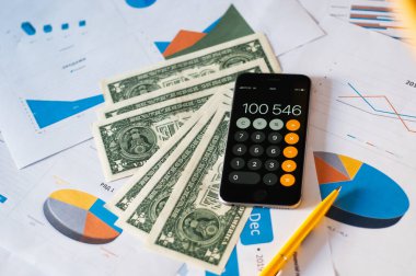 Hesap makinesiyle para sayan elleri kapat 