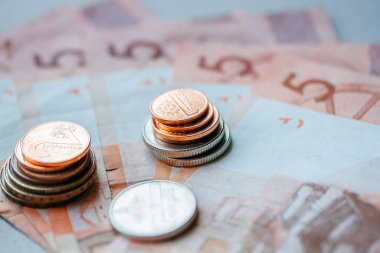 Belarus rublesinin yeni banknotları ve sikkeleri. Beyaz Rusya rublosunun 1 Temmuz 2016 'dan bu yana yenilenmesi.