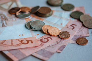 Belarus rublesinin yeni banknotları ve sikkeleri. Beyaz Rusya rublosunun 1 Temmuz 2016 'dan bu yana yenilenmesi.