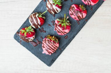 Tatlı barında çikolata soslu çilek..