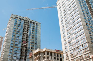 İnşaat halindeki bir binanın çelik çerçeveleri, üzerinde de Crane kulesi var.