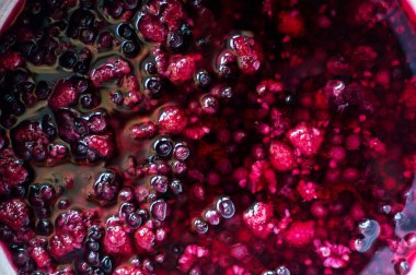 Farklı böğürtlenlerden reçel, arka plan olarak tatlı.