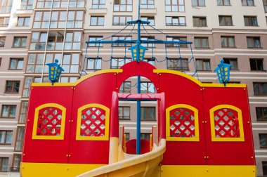 Bahçede renkli çocuk parkı. Lastik kırıntılarından çocukların oyun parkları için yumuşak kaplama. Mahkeme kapsamı. Yeni geniş, slaytlı çocuk parkı.